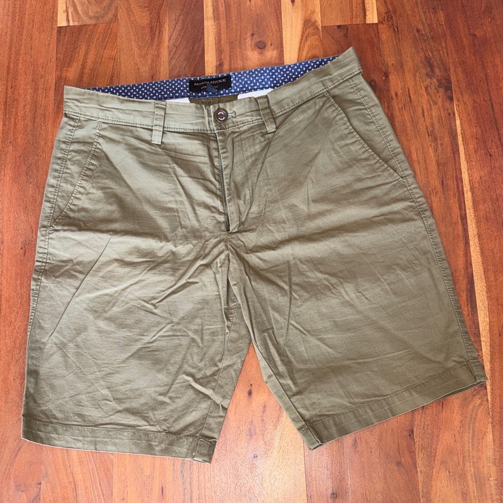 Banana Republic Khaki Flat Front Shorts‎